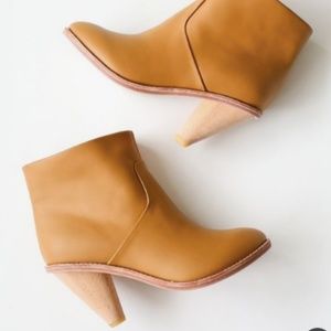 A Detacher Fuller Boots in Ochre leather, NEW